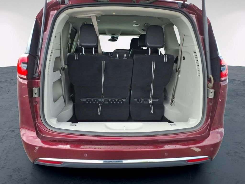 Used 2022 Red Chrysler Touring L image 11