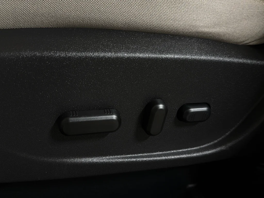 Used 2018 White Gold Metallic Ford SE image 10