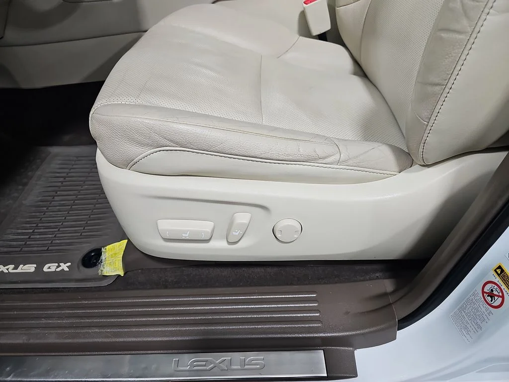 Used 2019 White Lexus 460 image 31