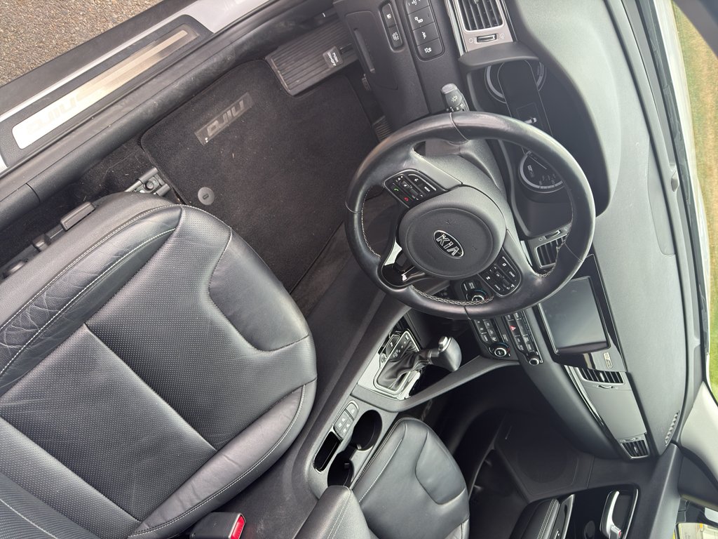 Used 2017 Silky Silver Kia Touring image 5
