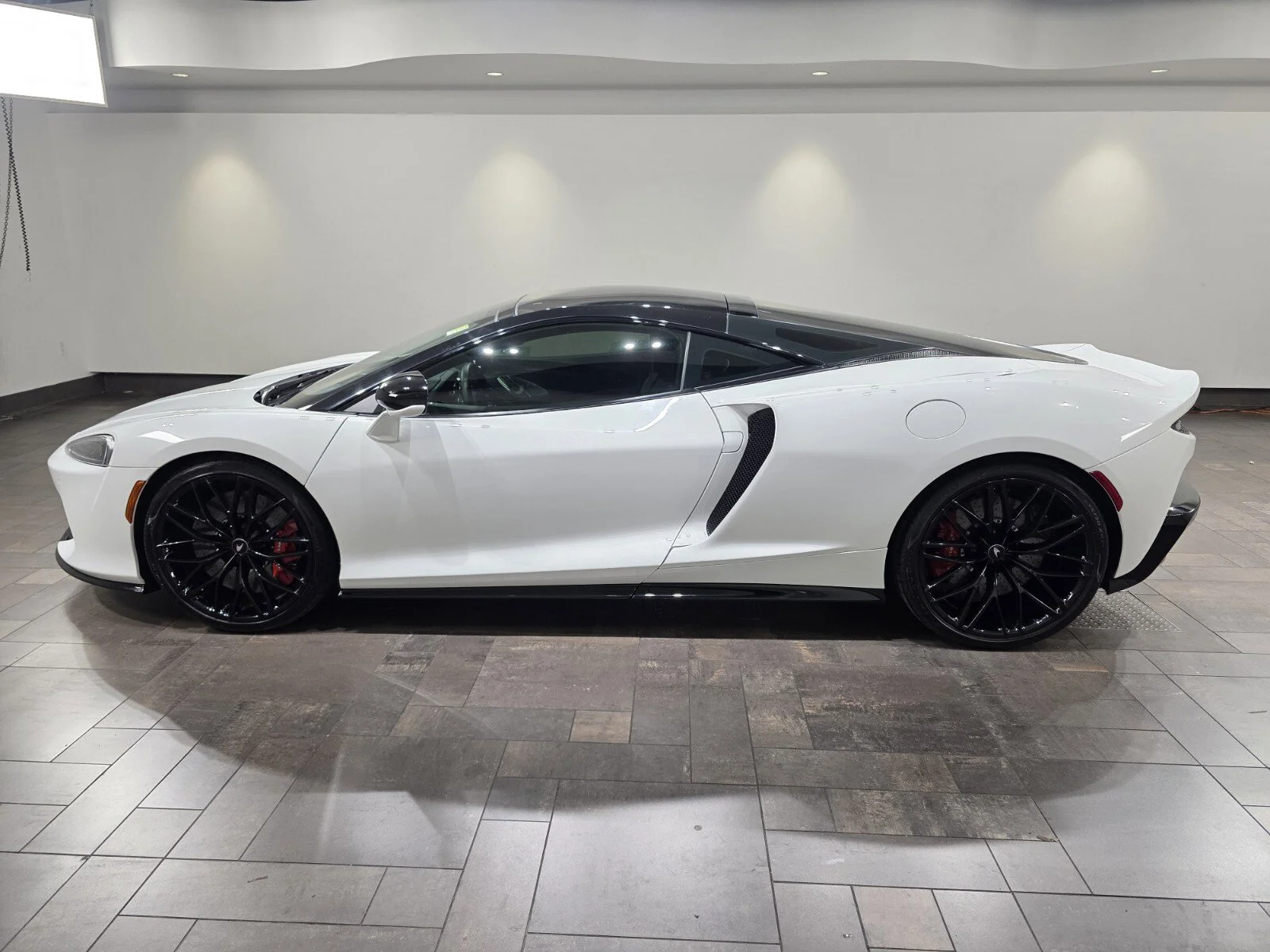 Used 2023 Silica White McLaren  image 3
