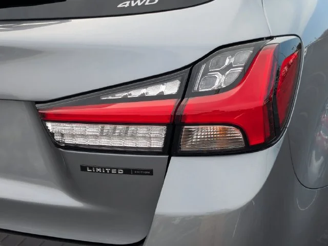 New 2027 Gray Mitsubishi 2.0 LE image 11