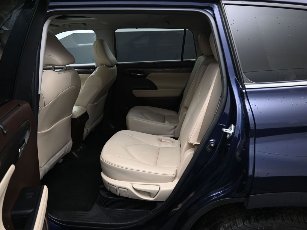 Used 2022  Toyota Limited image 30
