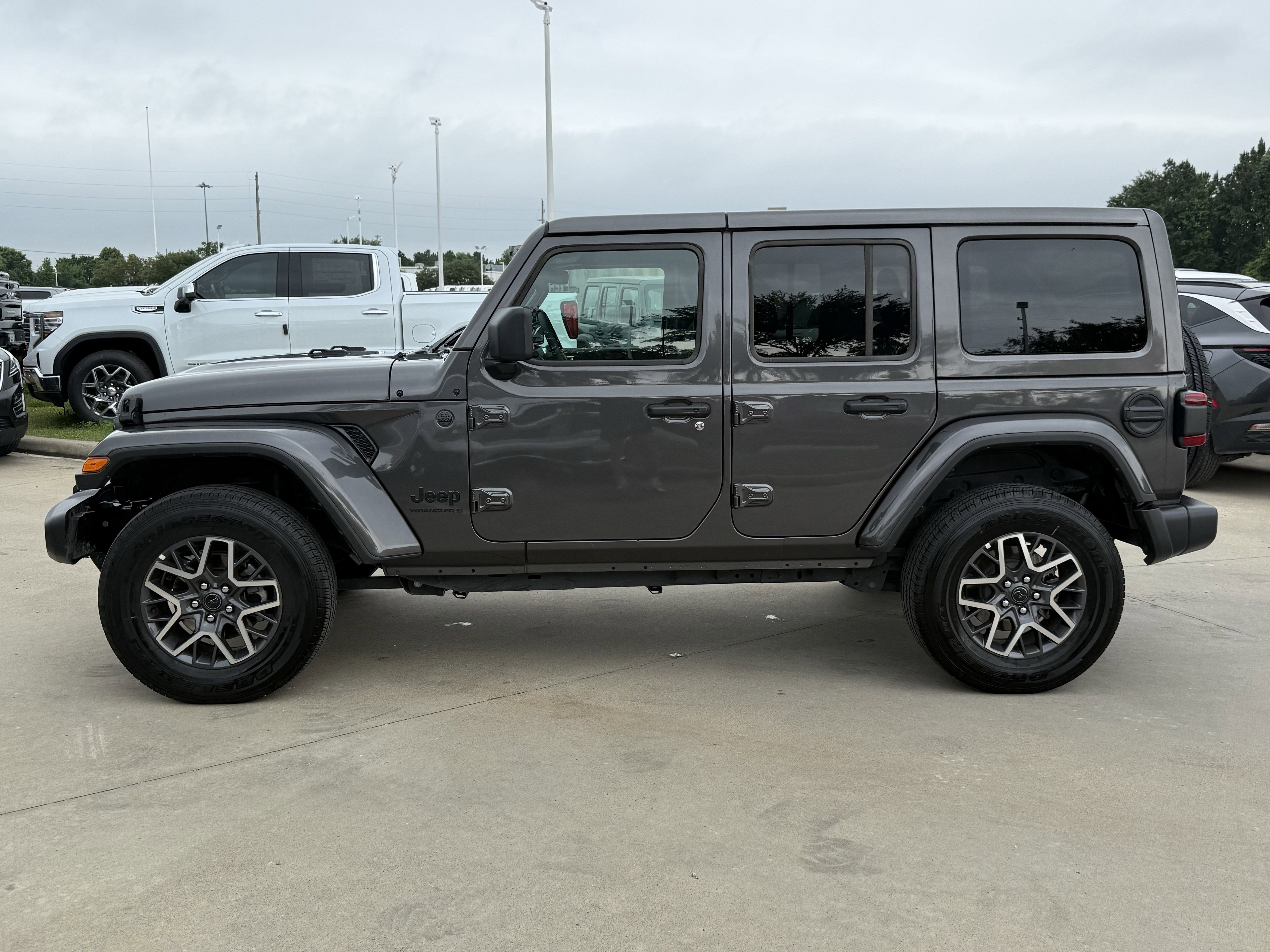 Used 2025 Granite Crystal Metallic Clearcoat Jeep  image 7
