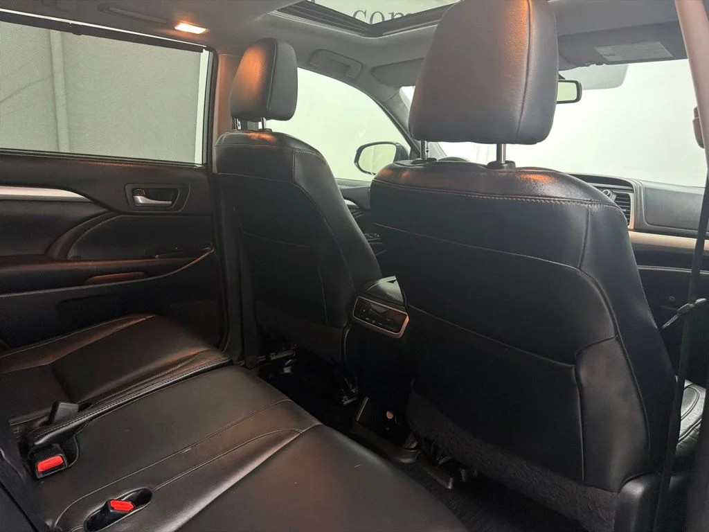Used 2016 Gray Toyota XLE V6 image 23