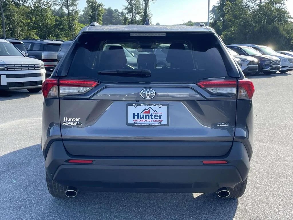 2025 Toyota RAV4 XLE - Photo 27