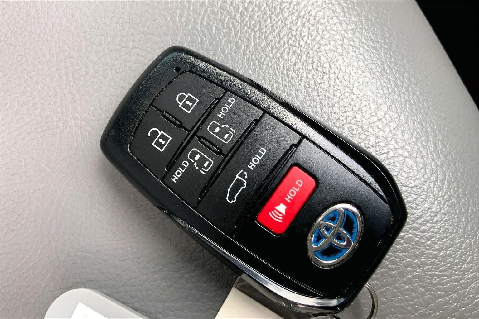 Used 2022 Wind Chill Pearl Toyota XLE image 15