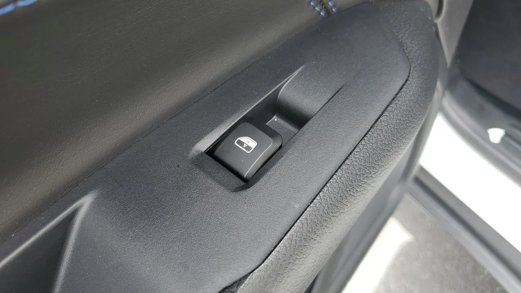 Used 2026 White Jeep Latitude image 17