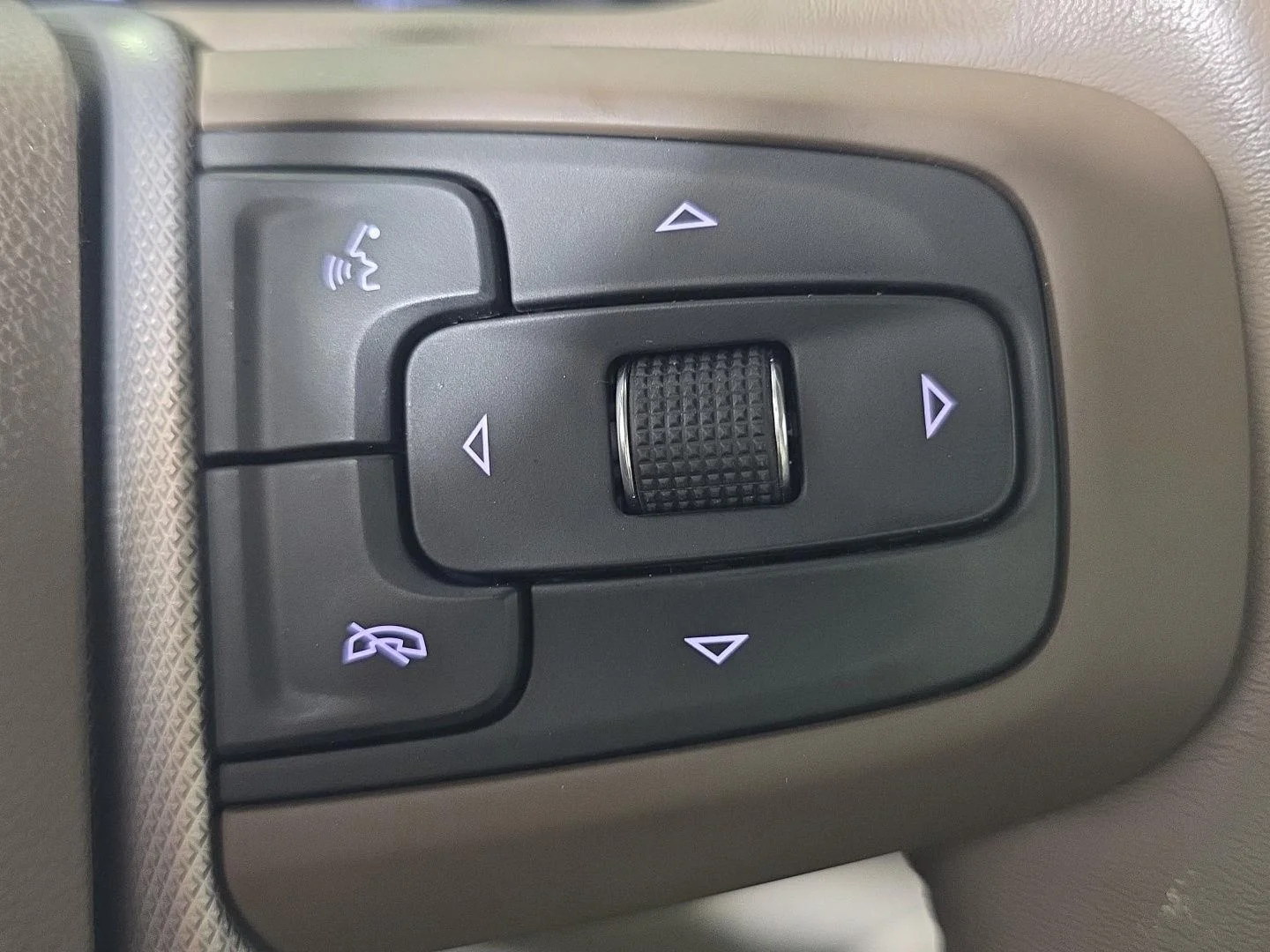 Used 2024 White Frost Tricoat GMC Denali image 20
