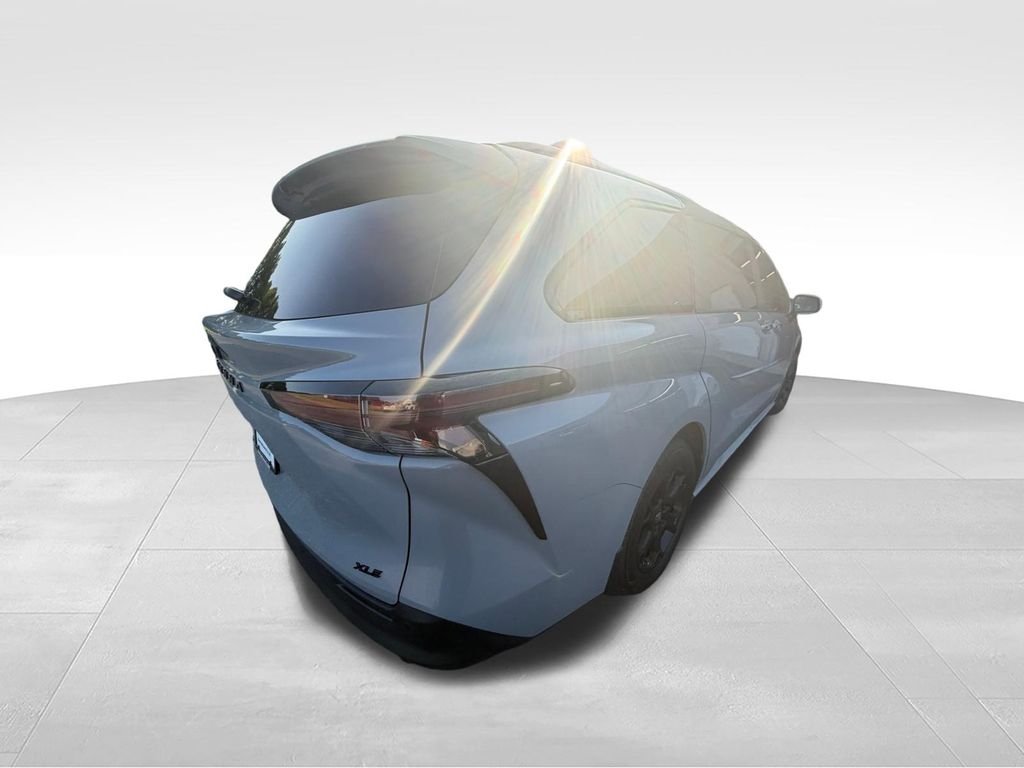 Used 2025  Toyota Woodland Edition image 6