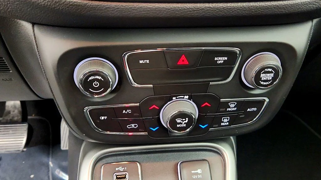 Used 2019 Redline Pearlcoat Jeep Latitude FWD image 18
