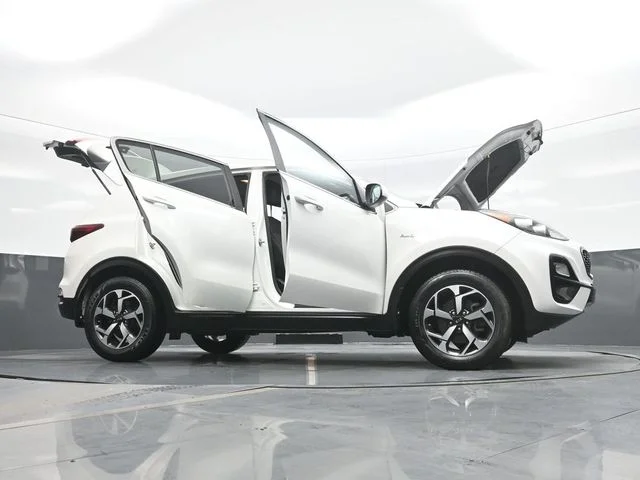 Used 2022 White Kia LX image 31