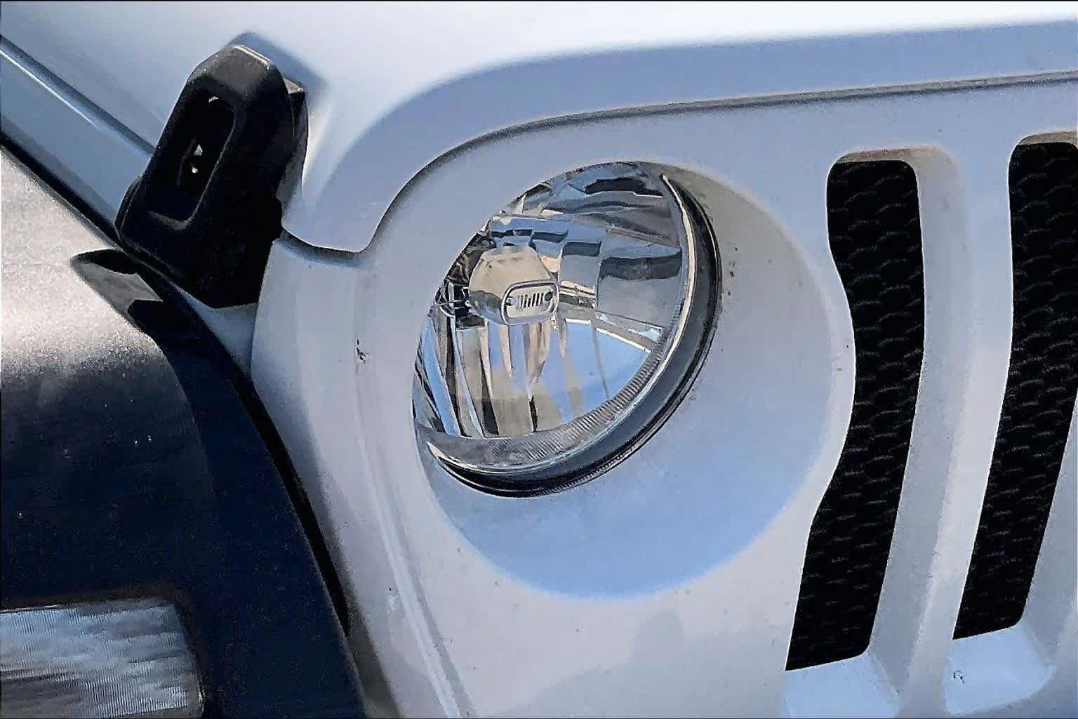 Used 2018 Bright White Clearcoat Jeep Sport S image 26
