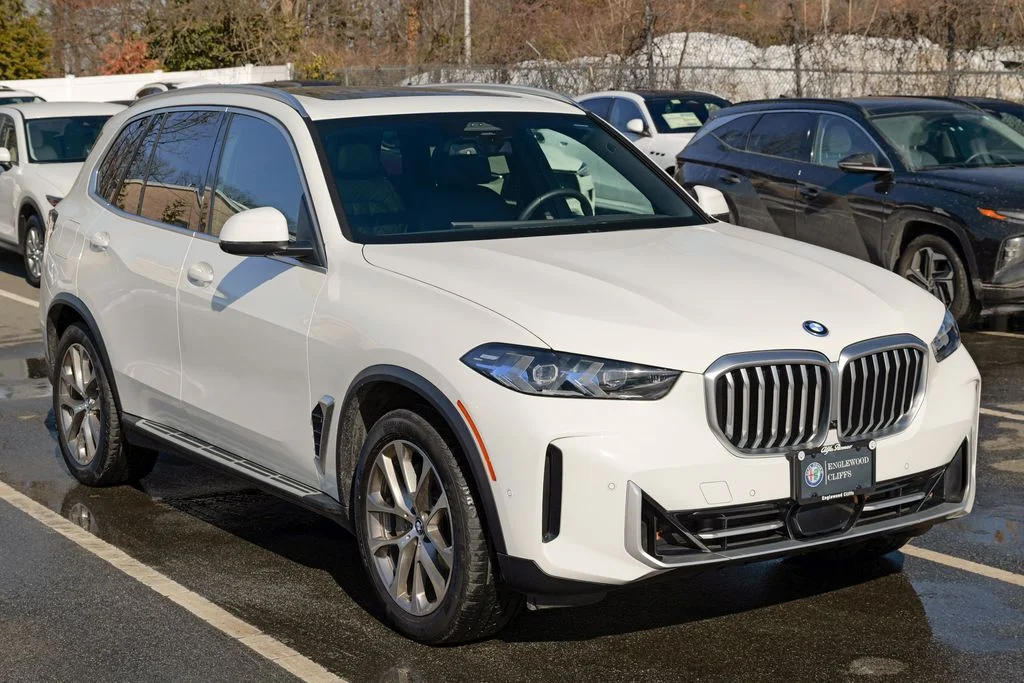 Used 2024 Alpine White BMW xDrive50e image 9