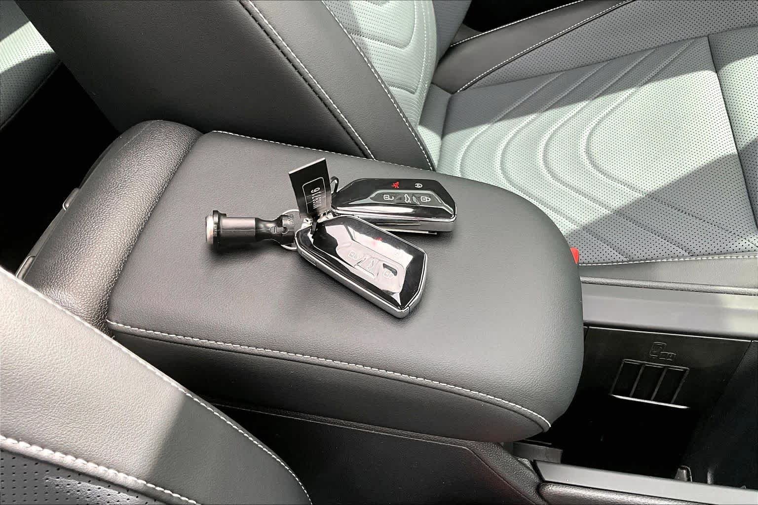 Used 2025 Platinum Gray Metallic Volkswagen SE R-Line Black image 15