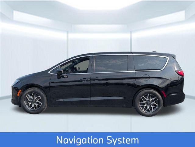 New 2027 Diamond Black Crystal Pearl-Coat Exterior Paint Chrysler Limited image 2