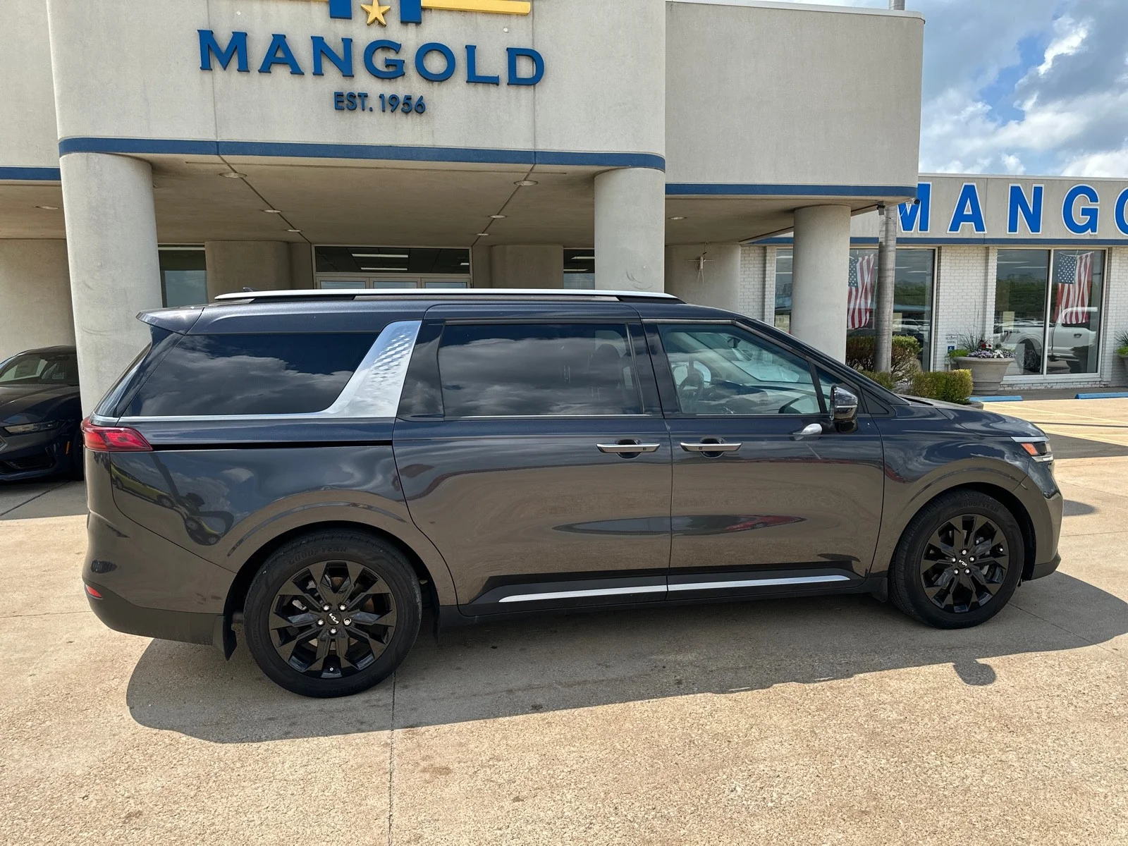 2024 Kia Sedona SX's photo