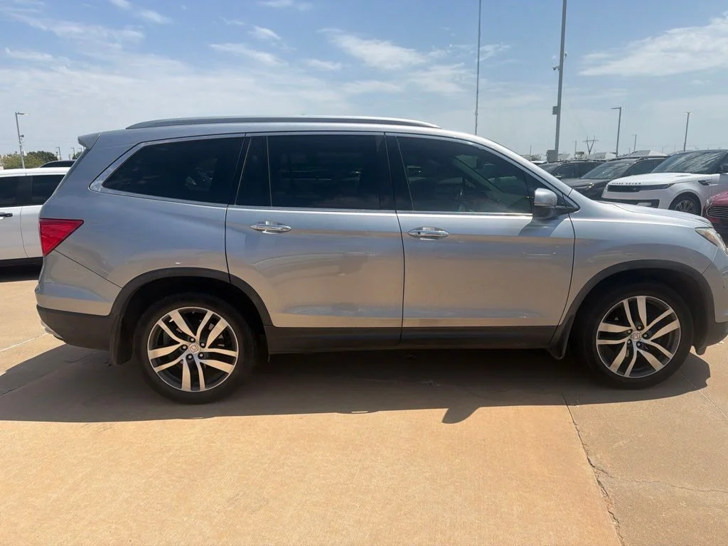 Used 2017 Lunar Silver Metallic Honda Elite image 3
