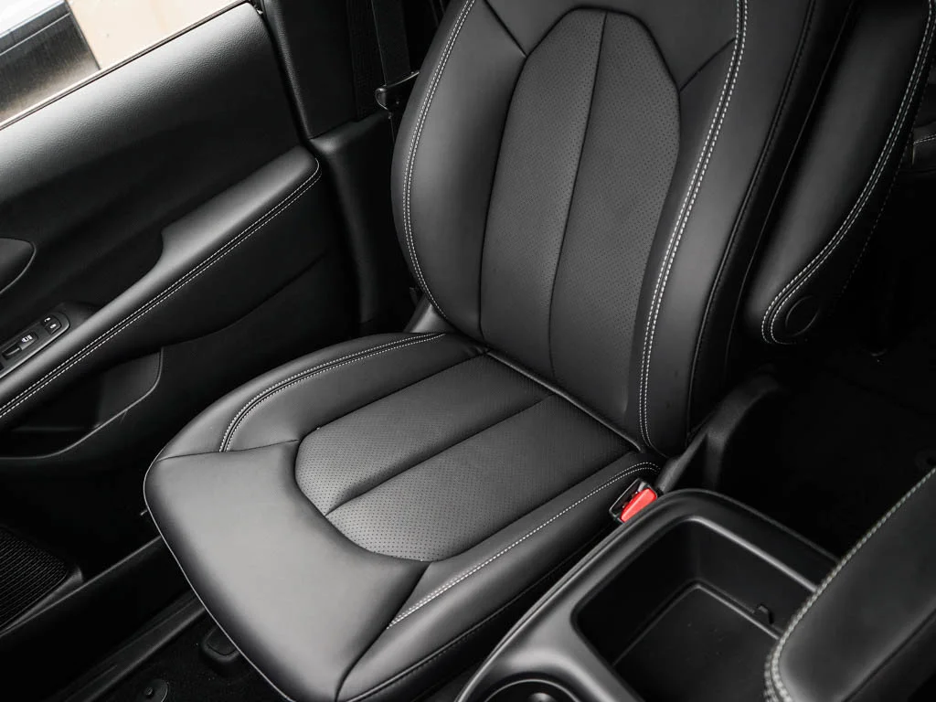 New 2026 Diamond Black Crystal Pearlcoat Chrysler Select image 27