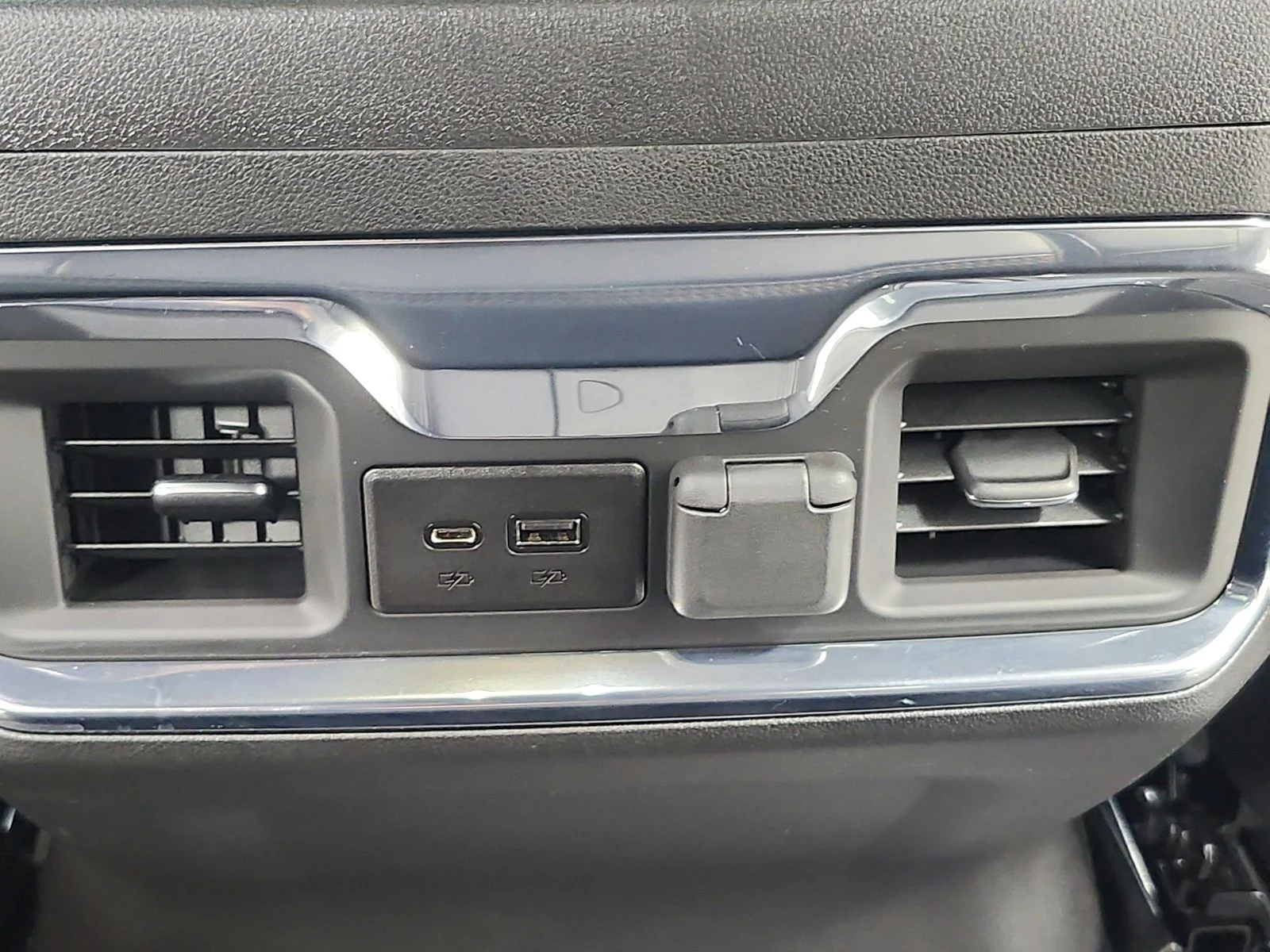 Used 2022  GMC AT4 image 42
