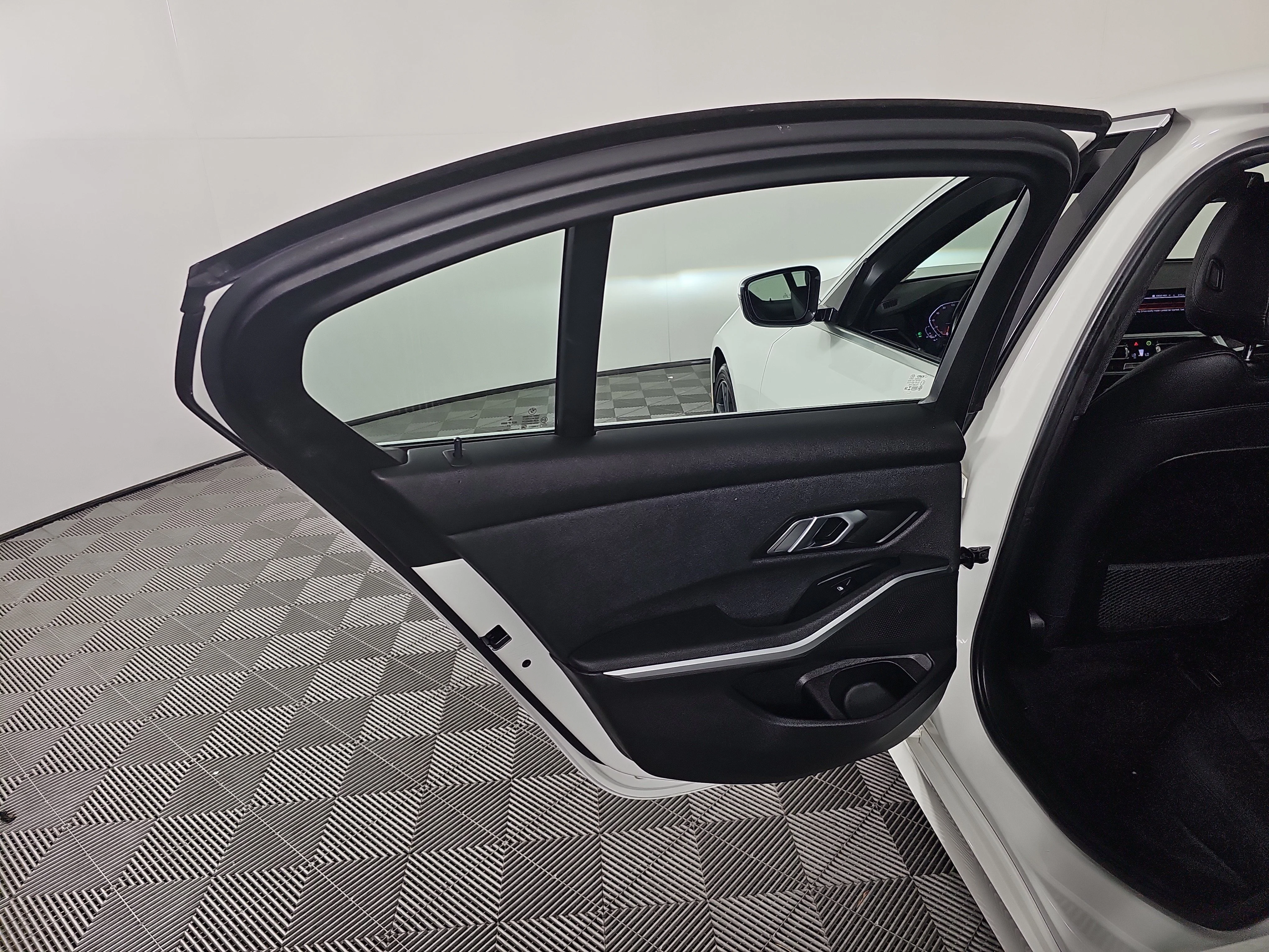 Used 2021 Alpine White BMW  image 17