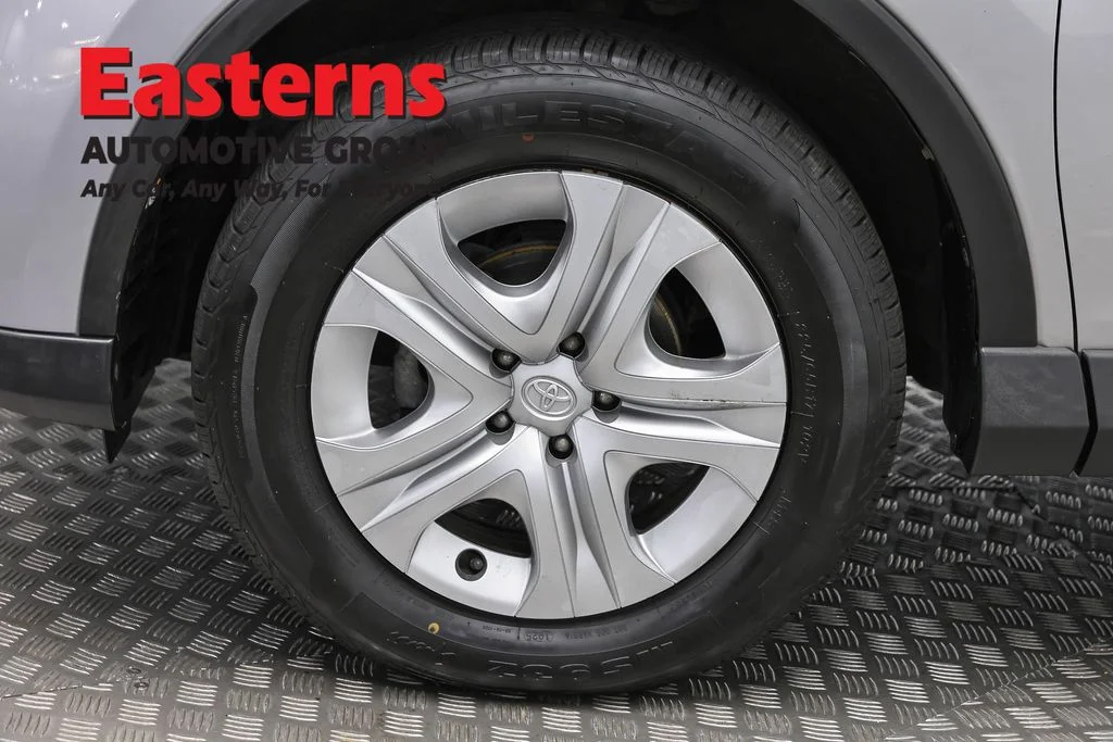 Used 2018 Silver Toyota LE image 31