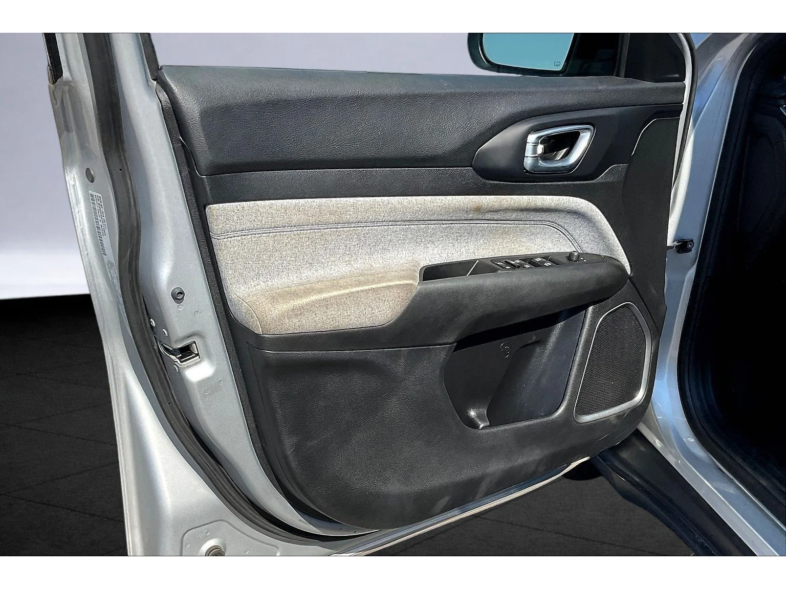 Used 2024 Silver Jeep Latitude image 16