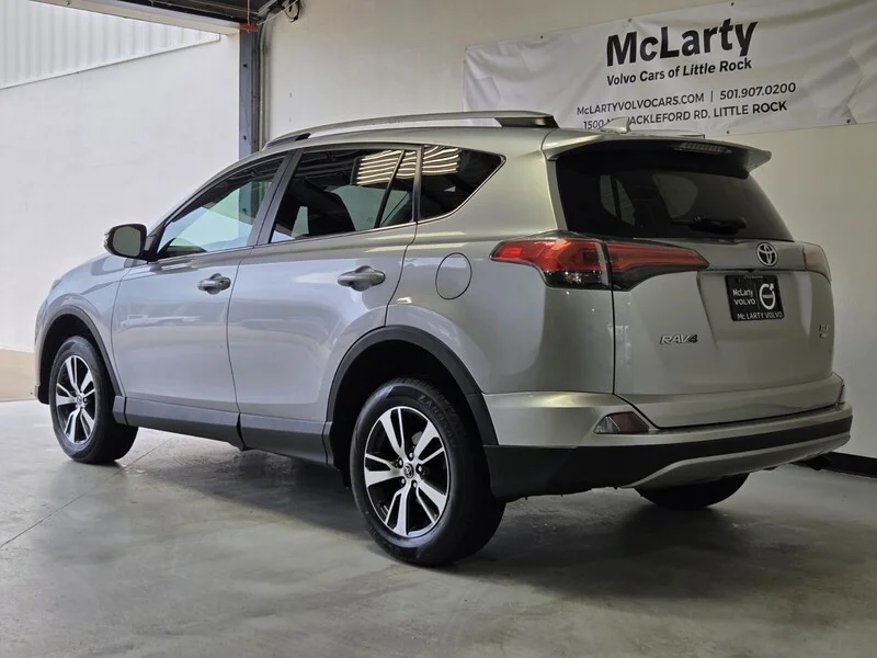 Used 2018 Silver Sky Metallic TOYOTA XLE AWD image 3