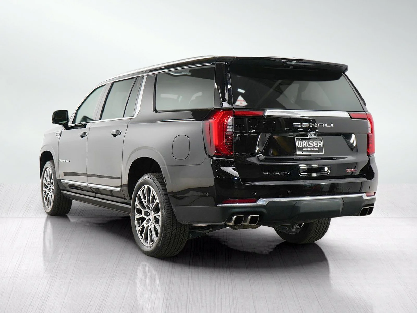 Used 2025  GMC Denali image 3