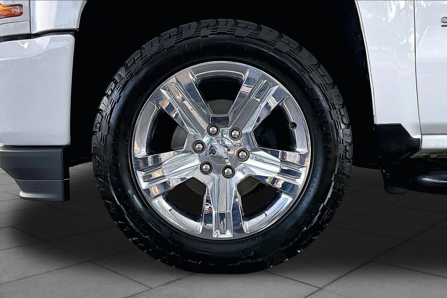 Used 2017 Summit White Chevrolet Custom image 11