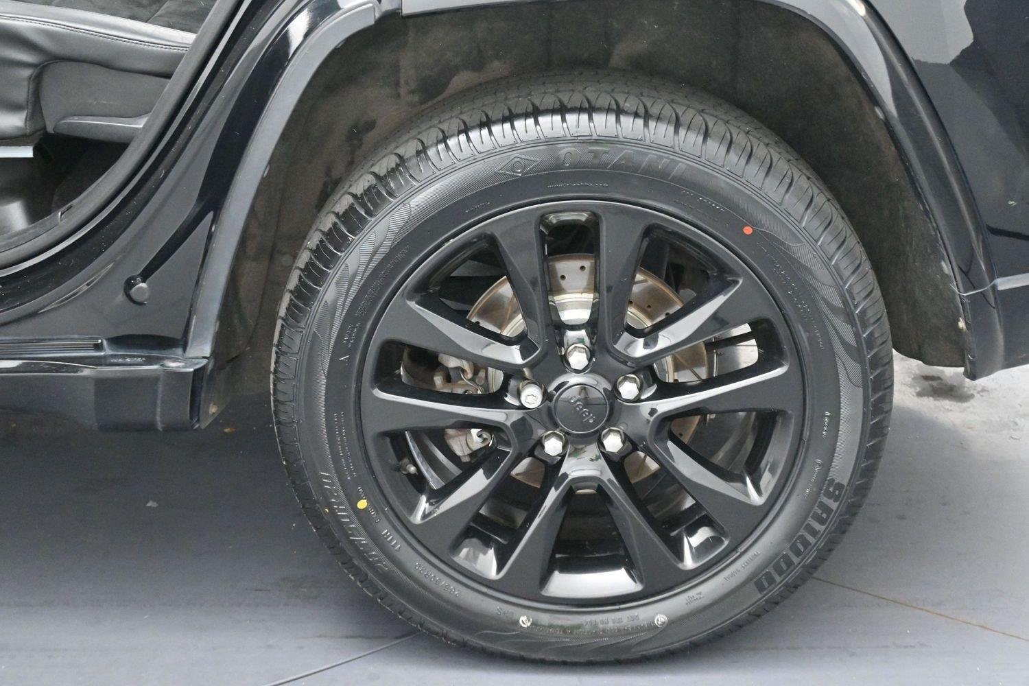 Used 2017 Diamond Black Crystal Pearlcoat Jeep Altitude image 34