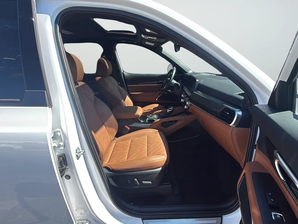 Used 2025 White Kia SX X-Line image 11