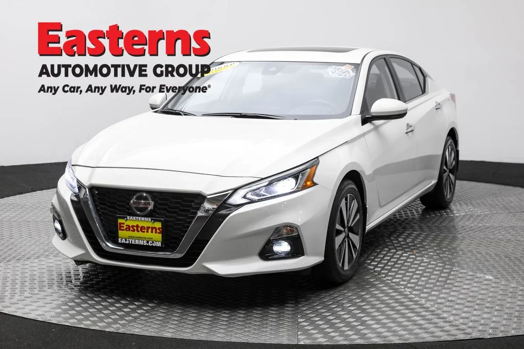 Used 2022 White Nissan 2.5 SL image 1