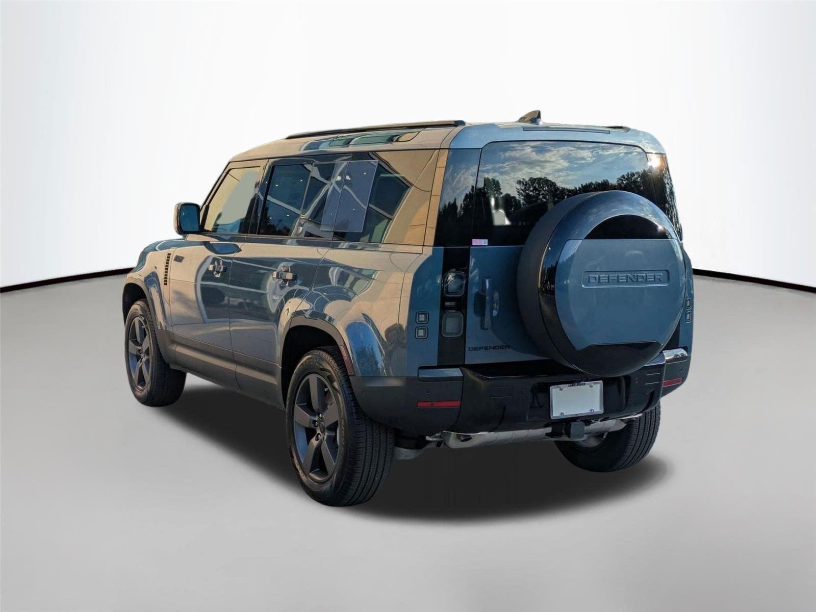 Used 2026 Tasman Blue Metallic Land Rover S image 7