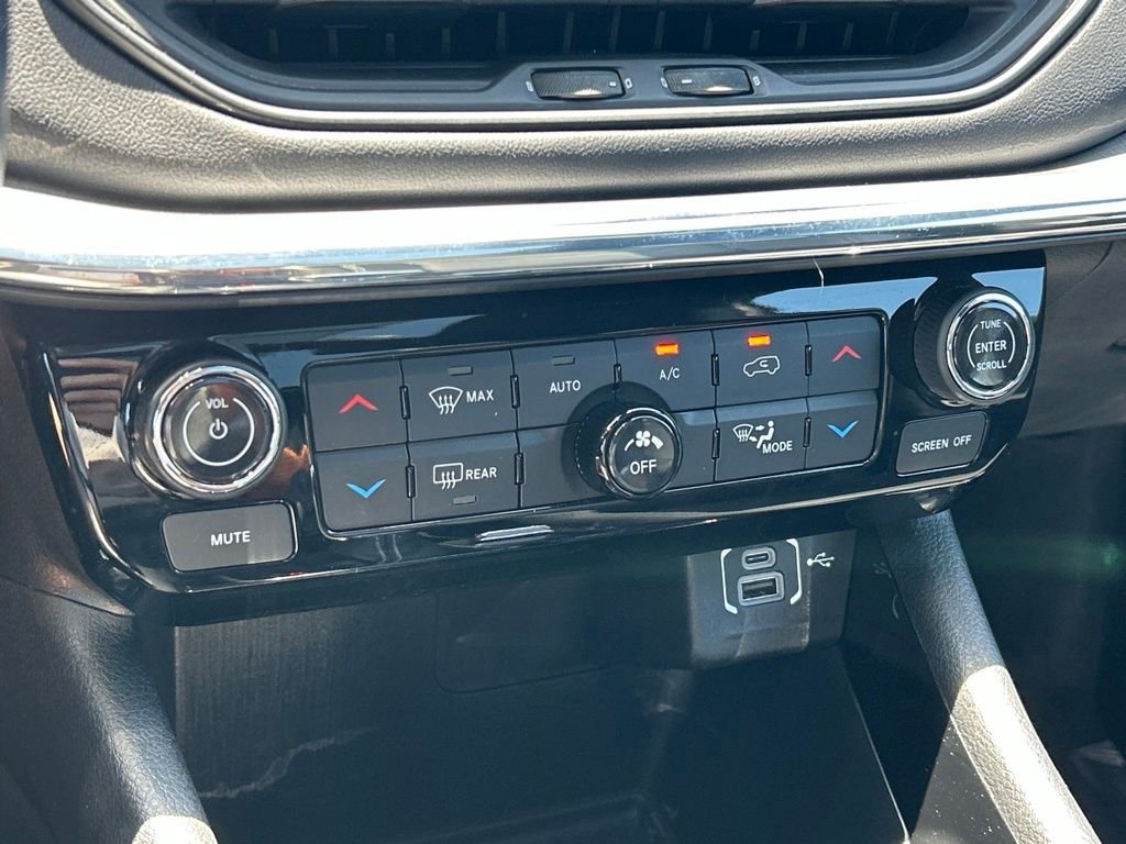 Used 2022 Silver Jeep Limited image 36