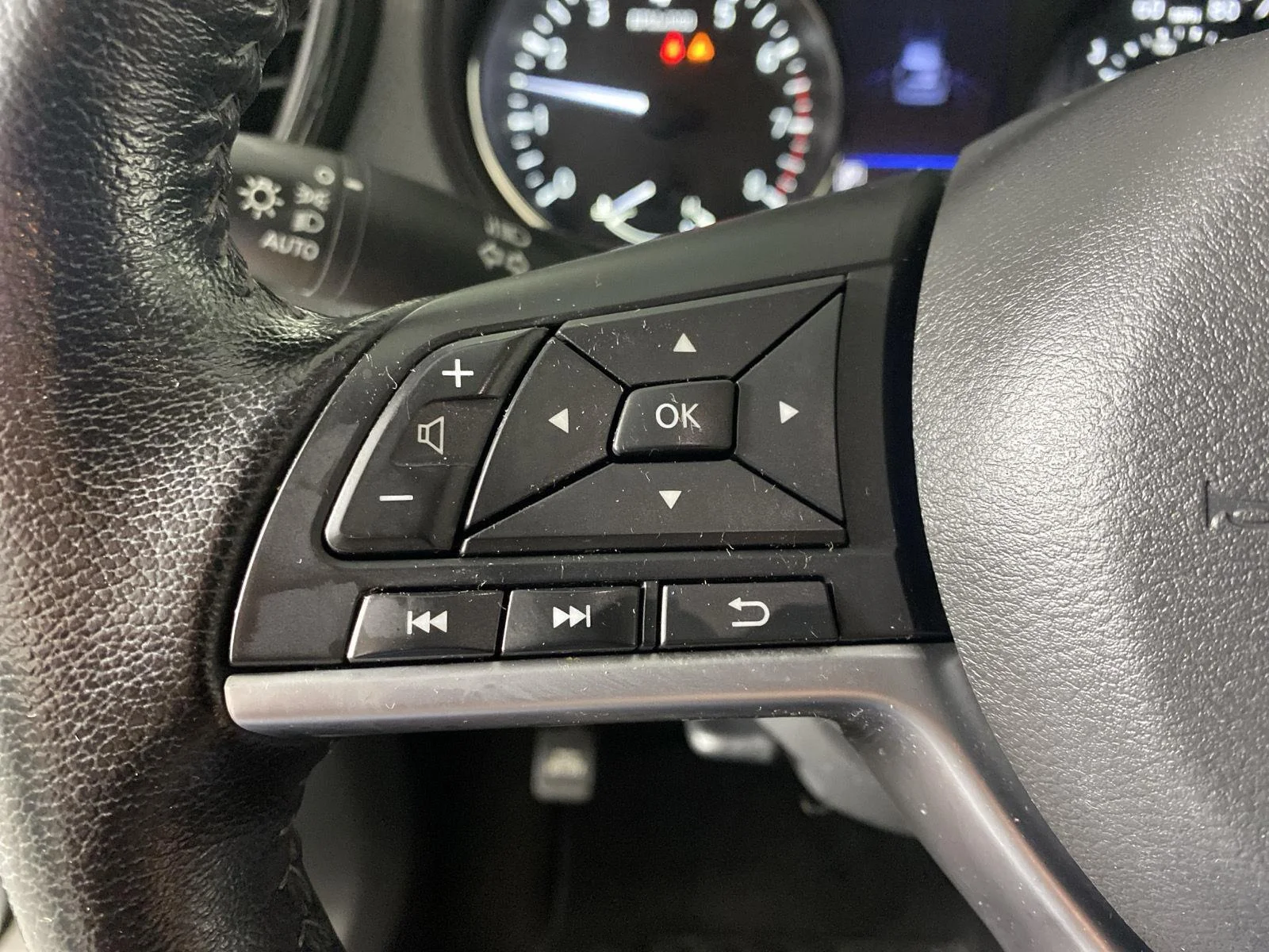 Used 2020 White Nissan SV image 15