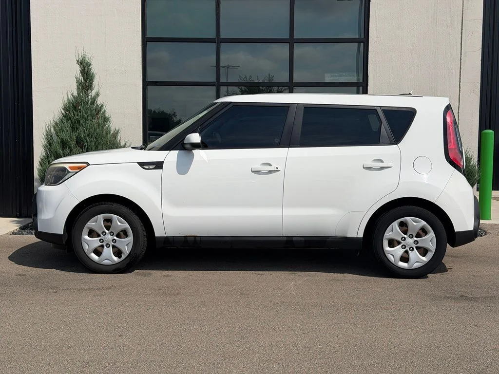 Used 2014 White Kia Base image 2