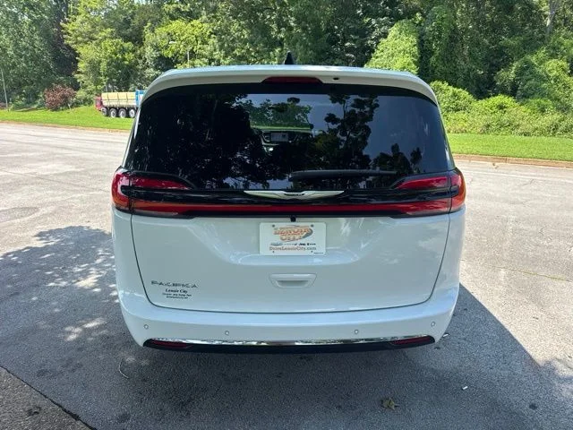 Used 2026 White Chrysler Select image 6