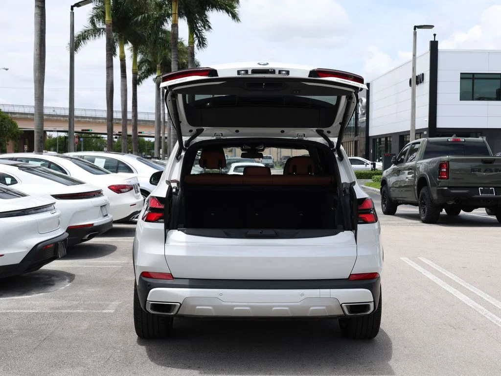 Used 2026 White BMW sDrive40i image 7