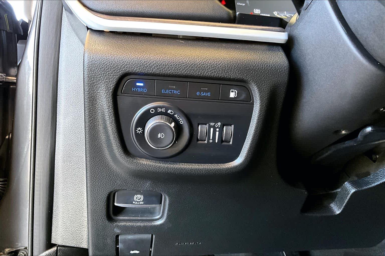 Used 2024 Baltic Gray Metallic Clearcoat Jeep  image 35