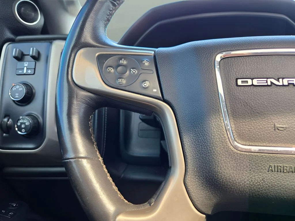 Used 2015 White GMC Denali image 31