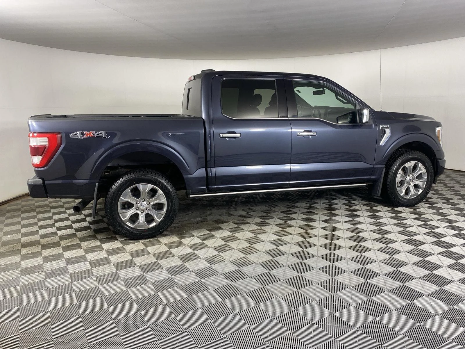 Used 2021 Smoked Quartz Metallic Tinted Clearcoat Ford Platinum image 11