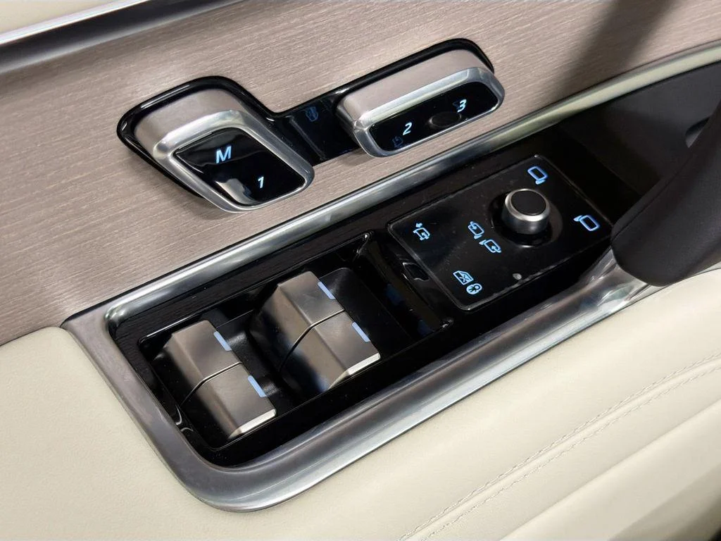 New 2026 Tourmaline Brown in Gloss finish Land Rover Autobiography image 19