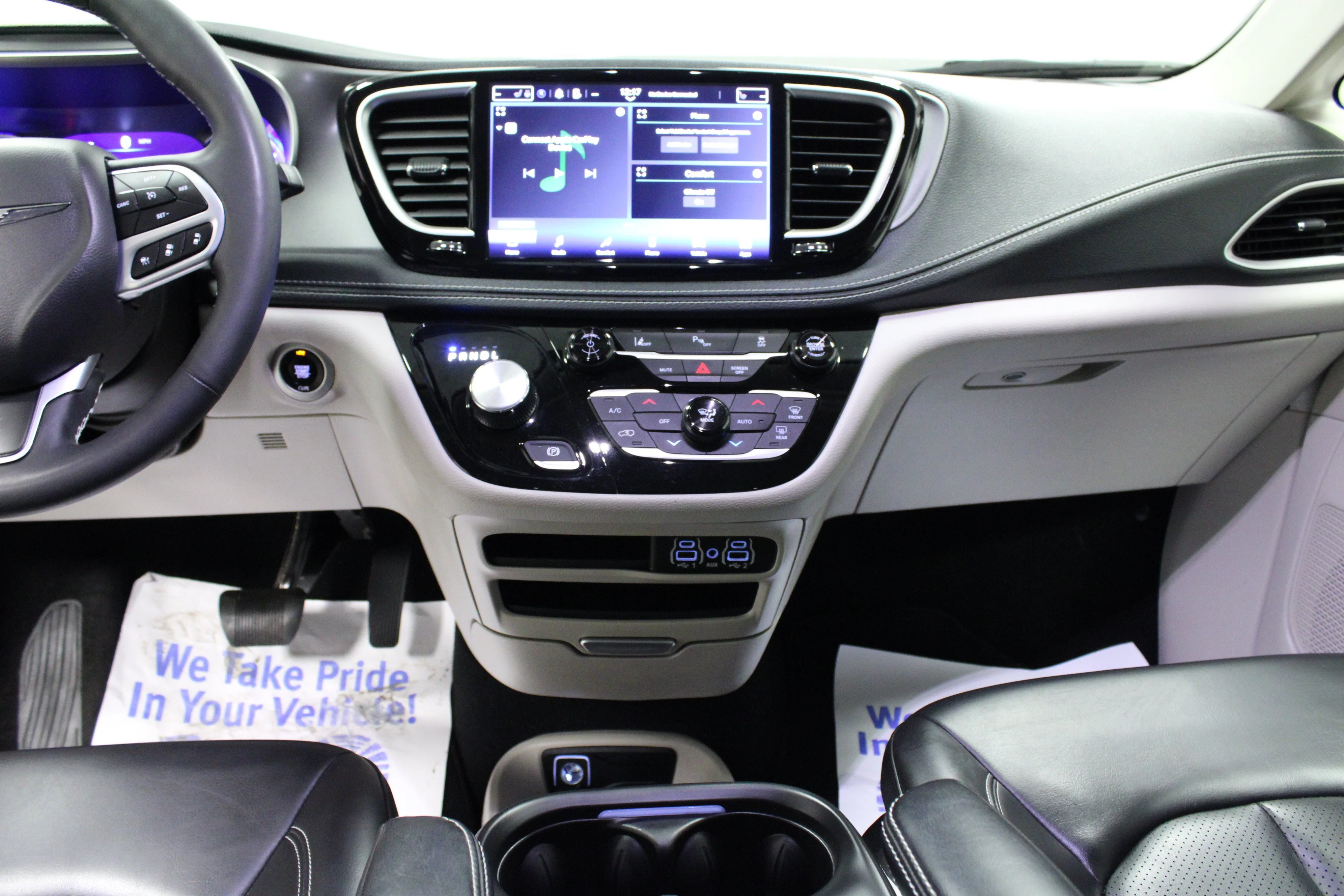 Used 2023 Brilliant Black Crystal Pearlcoat Chrysler Hybrid Touring L image 19