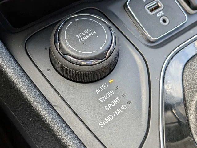 Used 2023 White Jeep Altitude image 27