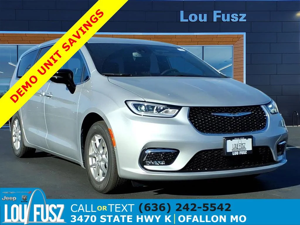 2026 Chrysler Pacifica Select's photo