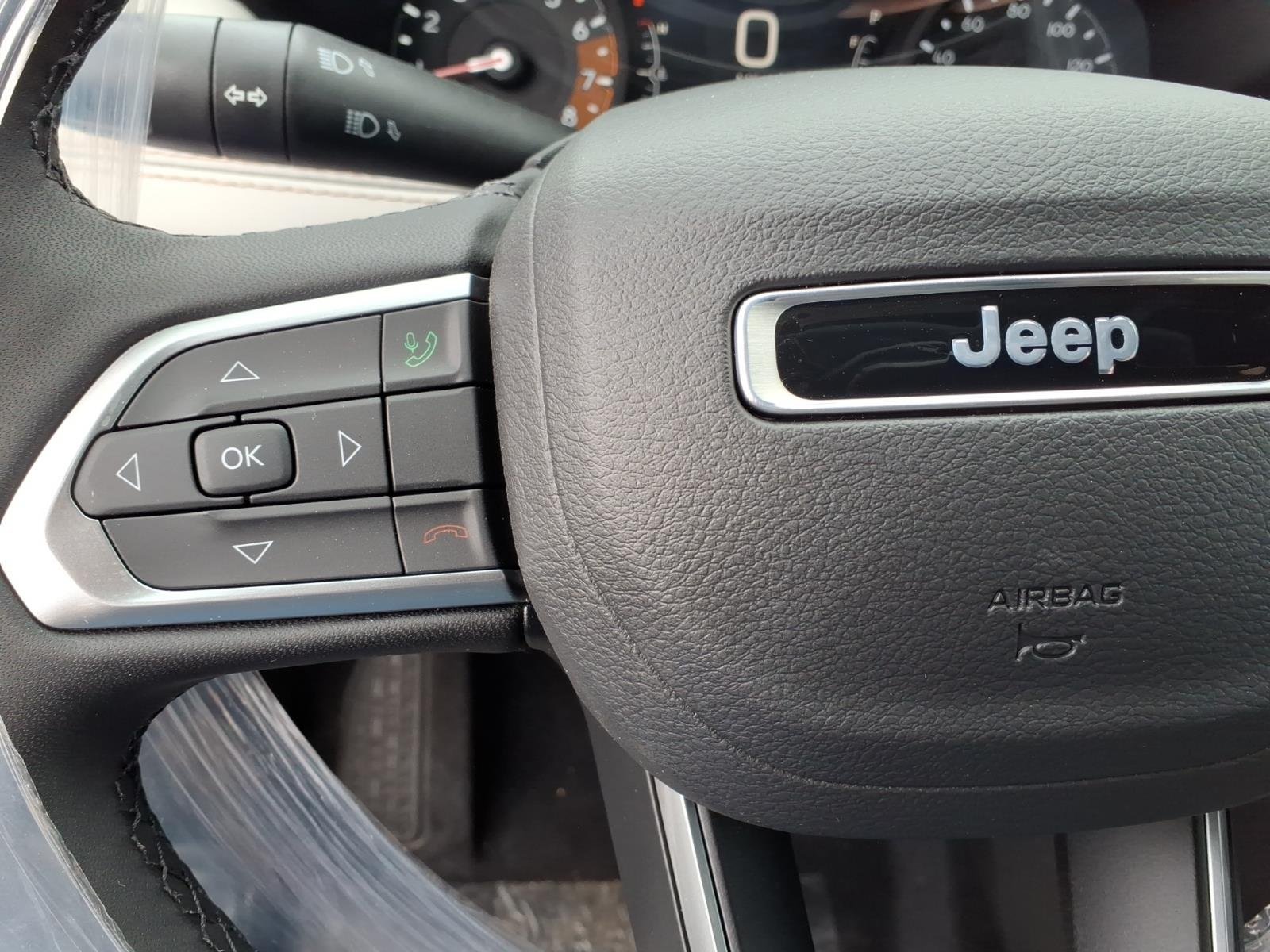 New 2026 Diamond Black Crystal Pearl-Coat Exterior Paint Jeep Limited image 18