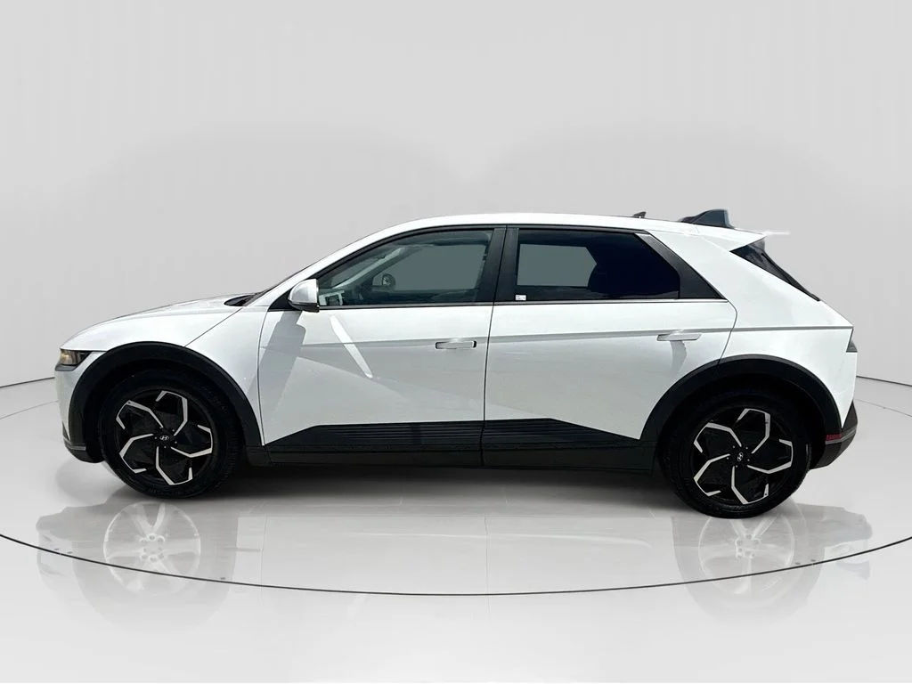 Used 2023 White Hyundai SE image 4