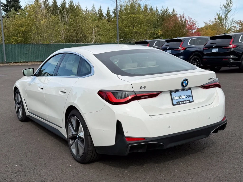 Used 2025 Alpine White BMW xDrive40 image 6