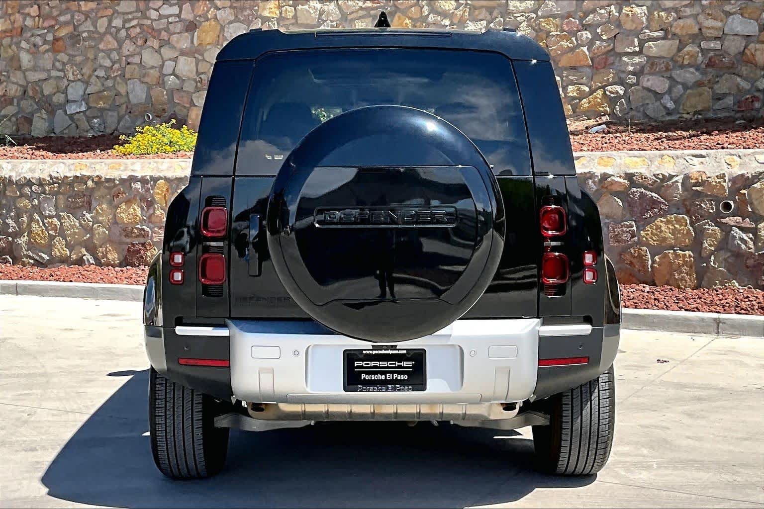 Used 2025 Santorini Black Metallic Land Rover S image 6